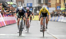 Puck Pieterse superó en un apretadísimo sprint a la líder del Tour Demi Vollering.