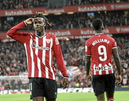 Nico Williams celebra un gol en San Mamés, junto a su hermano Iñaki, al que se apunta como clave para su continuidad en Bilbo.