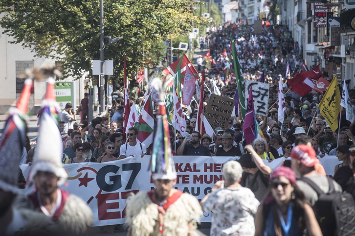 Manifestación contra la cumbre del G7 en Biarritz en las calles de Hendaia.