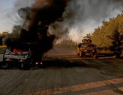 Un vehículo armado ucraniano arde tras un ataque ruso en Sumy, fronteriza con Kursk.