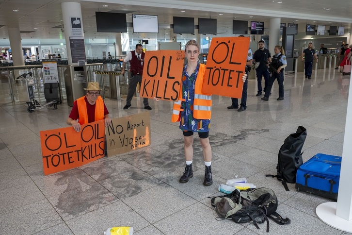 Acción de activistas climáticos en un aeropuerto de Baviera.