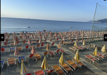 Sombrillas cerradas y playas privadas vacías en la primera jornada de huelga.