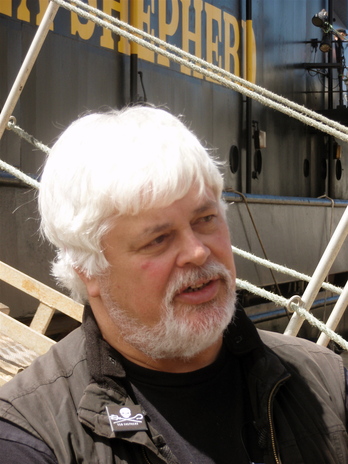 Greenpeace-ren sortzaileetako bat da Paul Watson.