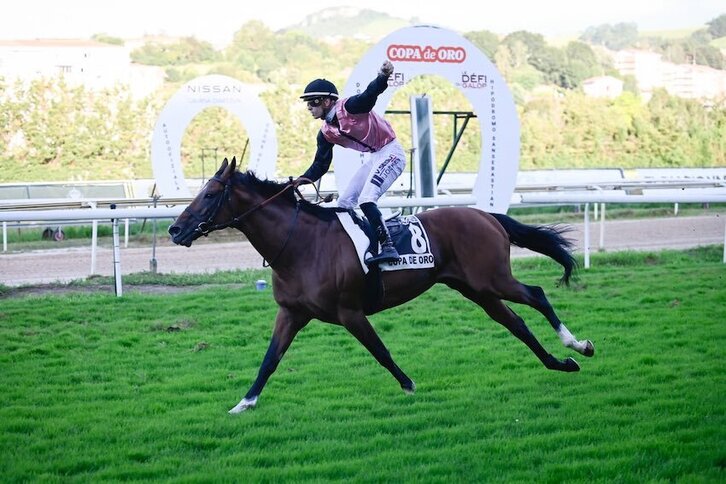 "Media Storm", llevando a su lomo al exultante jockey francés Valentin Seguy. 