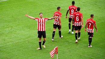 Oihan Sancet celebra con la grada el gol que ha supuesto el 1-0.