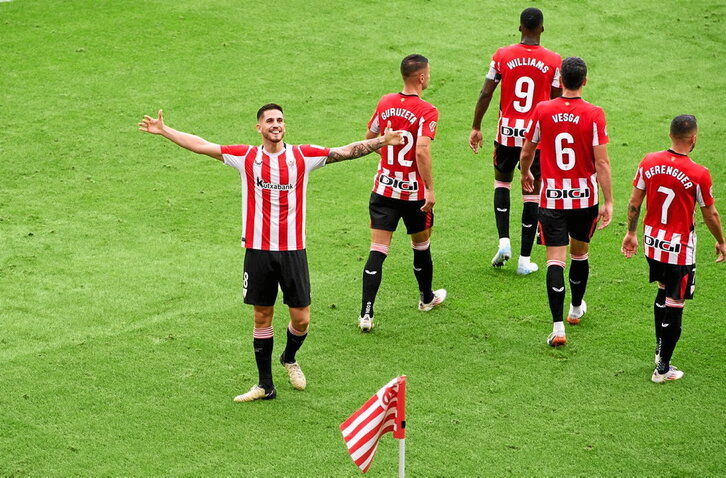 Oihan Sancet celebra con la grada el golazo que anotó y que supuso el 1-0.