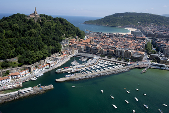 Vista aérea del puerto de Donostia. 