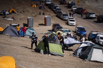 Los trabajadores en huelga, acampados ante las minas.