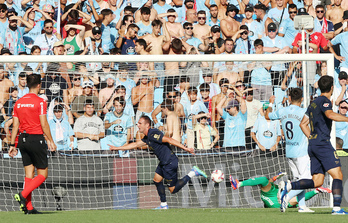 Kike García celebra el insuficiente gol del Alavés.