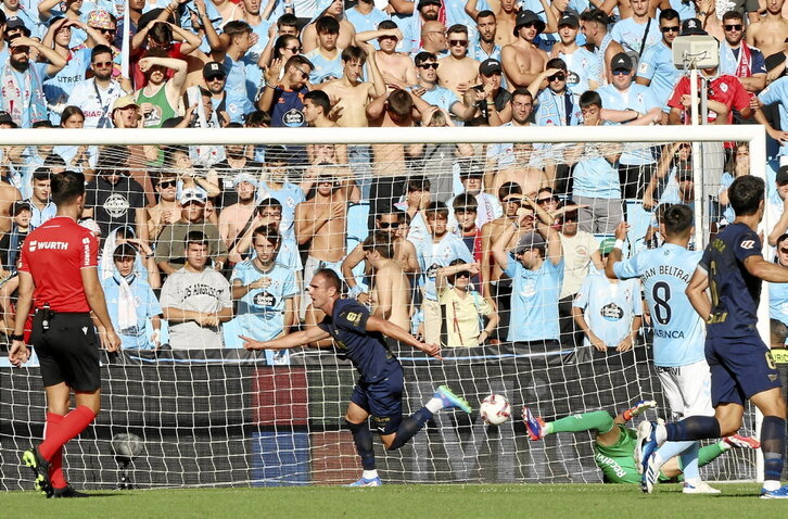 Kike García celebra el isuficiente gol del Alavés.