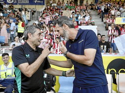 Moreno saluda a Valverde antes de la disputa de la final de la EH Txapela.