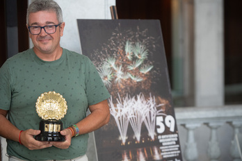 El representante de Pirotecnia Valenciana, con la Concha de Oro del concurso de fuegos artificiales de Donostia.