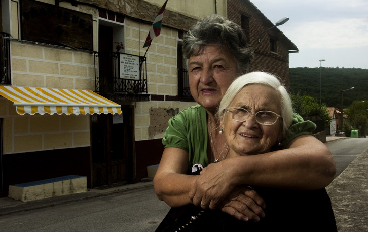 Norma Morroni, madre de Fernando Morroni, durante una visita a Euskal Herria posa con la madre de Iñaki y Josu Ormaetxea, Blanca Antepara