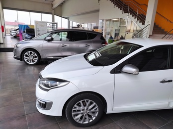 Coches de ocasión en un concesionario. 