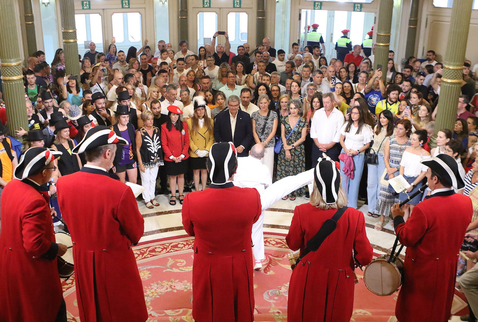 Recepción oficial de Aste Nagusia en el foyer del Teatro Arriaga, donde se oficializa el traspaso de poderes entre txupineras, de Izaskun Pinedo a Nagore Ugarte, y de pregoneras, de Aiora Renteria a Itziar Ituño.