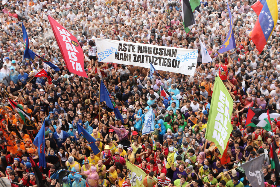 Imagen de la plaza Arriaga momentos después del lanzamiento del txupin. 