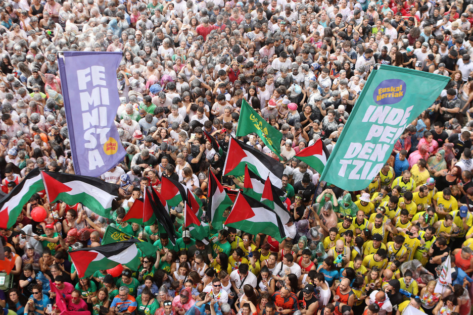 Banderas palestinas y en favor de la independencia en la plaza Arriaga.