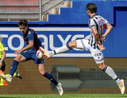 Óscar Gil intercepta un centro de Guruzeta, que debutó con asistencia y se marchó lesionado.