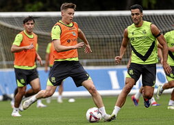 Beñat Turrientes y Mikel Merino pugnan por un balón en el entrenamiento.