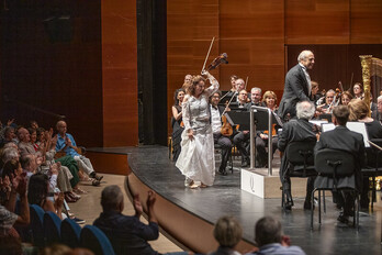 La extravagante violinista moldava Patricia Kopatchins saluda al público.kaja