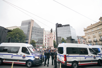 Ertzaintzako hainbat agente Bilboko erdigunean, Aste Nagusiaren lehenengo egunean.