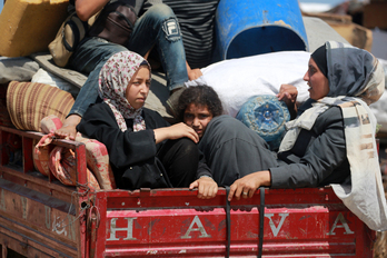 Palestinas desplazadas abandonan Jan Yunis con sus pocas pertenencias. 