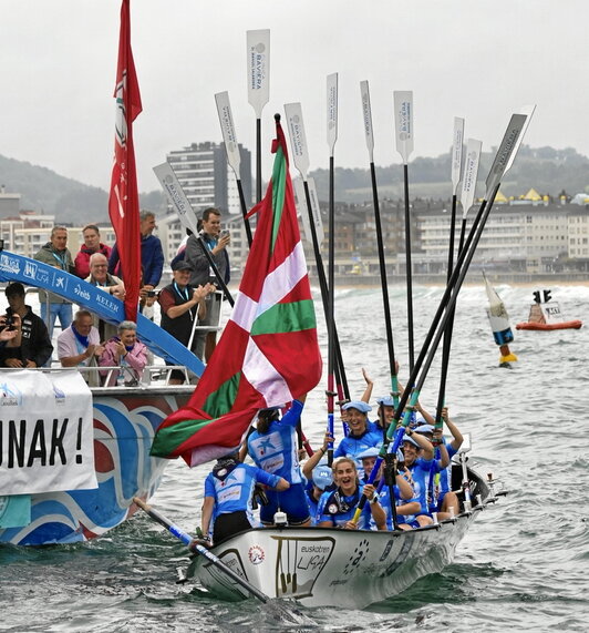 Arraun Lagunak-eko eskifaia, Zarauzko ikurrinarekin.