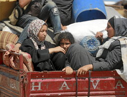 Palestinas desplazadas abandonan Jan Yunis con sus pocas pertenencias.