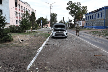 Un soldado ucraniano camina por una calle con daños en la ciudad rusa de Sudzha, bajo control de Kiev, en la región de Kursk. 