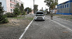 Un soldado ucraniano camina por una calle con daños en la ciudad rusa de Sudzha, bajo control de Kiev, en la región de Kursk.