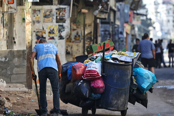 Un trabajador de la UNRWA, en el campo de refugiados de Nablus, en Gaza.