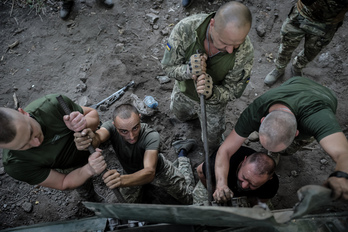 Mecánicos ucranianos se afanan en reparar un tanque en Donetsk.