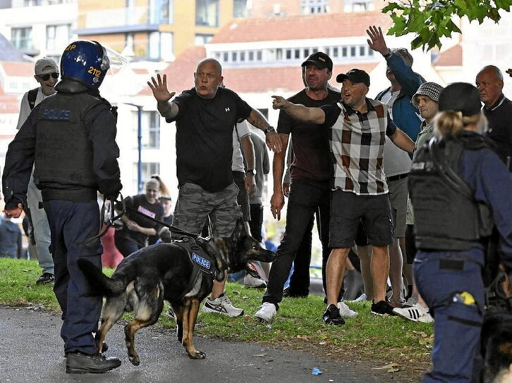 Manifestantes se encaran con agentes  en Bristol.