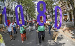 La movilización, a su paso por la Gran Vía de Bilbo.