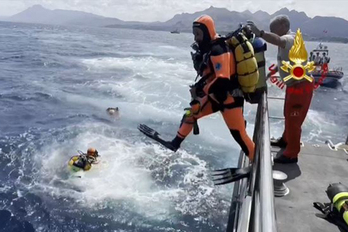 Buzos intentan llegar al interior del ‘Bayesian’, hundido con 22 personas a bordos, 6 aún desaparecidas.