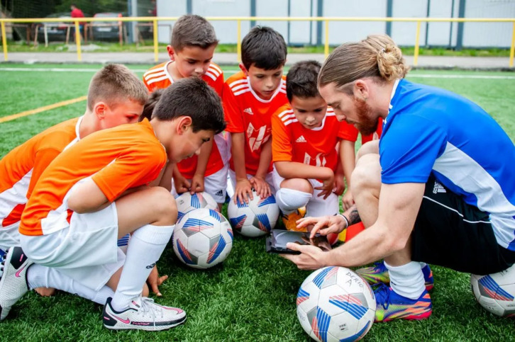 Iker Muniain, junto a jóvenes de su academia, con sede también en la Txantrea.