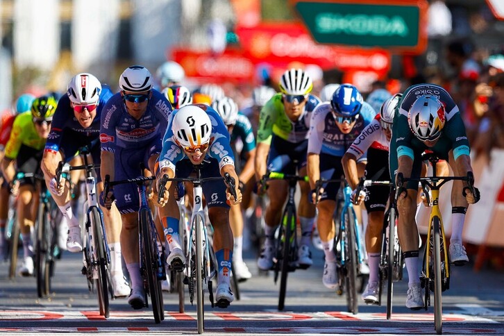 Bittner ha superado por algo más de un tubular a Van Aert en la meta de Sevilla.