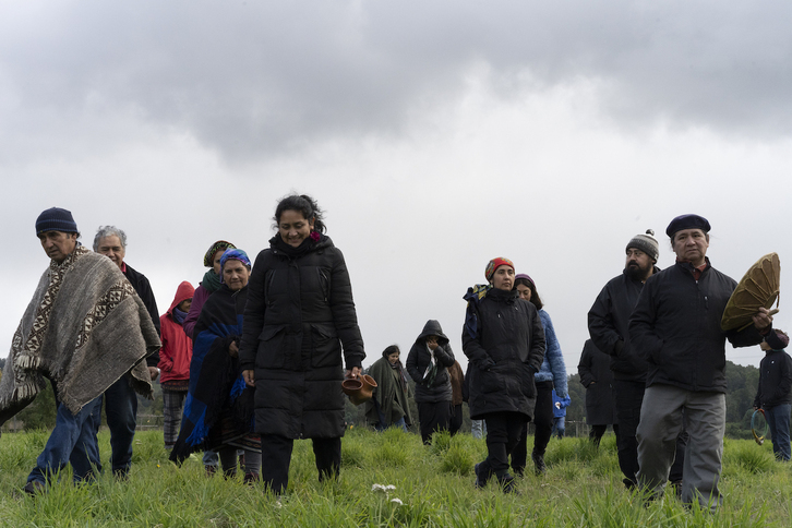 Un grupo de personas mapuche camina por la pampa Koz Koz, en Panguipulli