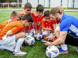 Iker Muniain, con los jóvenes de su academia, con sede también en la Txantrea.