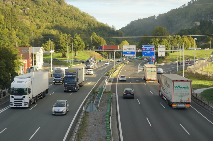 Tráfico en la N-I, una de las principales carreteras de entrada y salida vacacional.