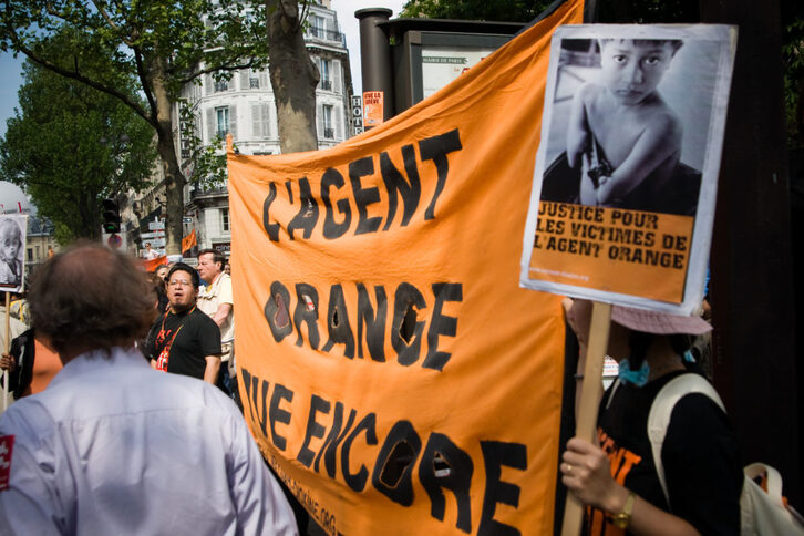 Movilización en París en apoyo a las personas afectadas por el ‘agente naranja’.