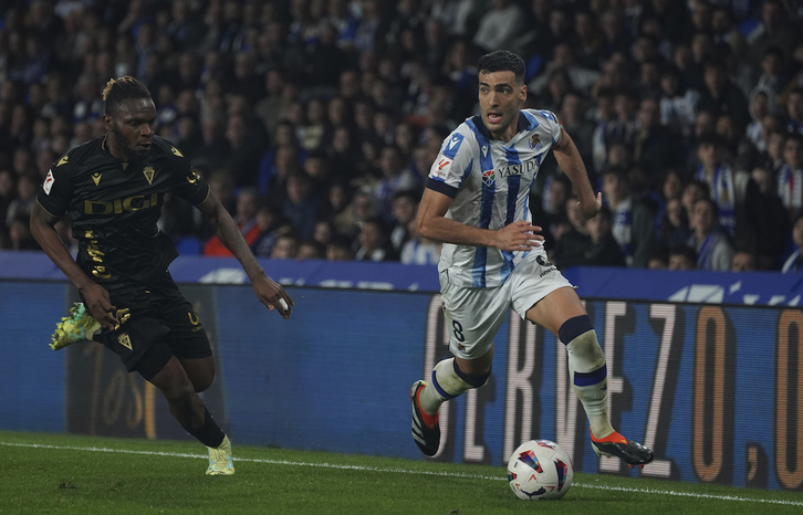 Mikel Merino conduce el balón en un partido de Liga contra el Cádiz.