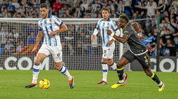 Mikel Merino conduce el balón ante un futbolista del Cádiz en un partido de la pasada temporada.