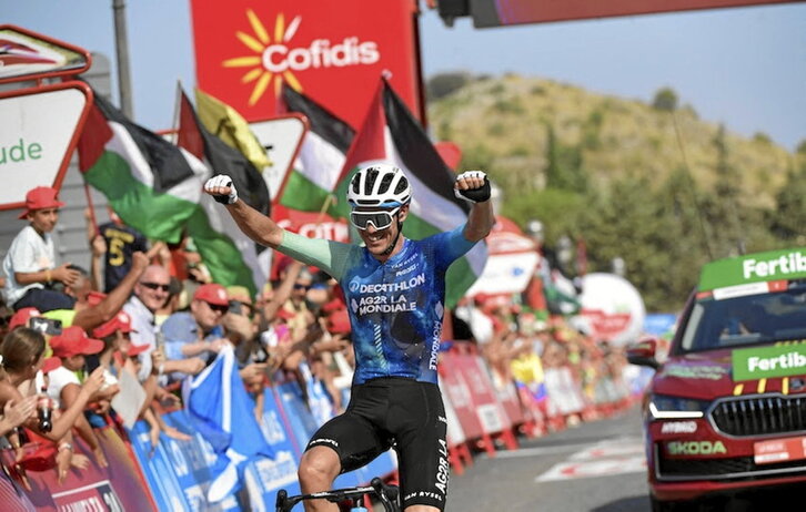 Ben O’Connor celebró por todo lo alto su victoria que lo encumbra a lo más alto de la Vuelta 2024.