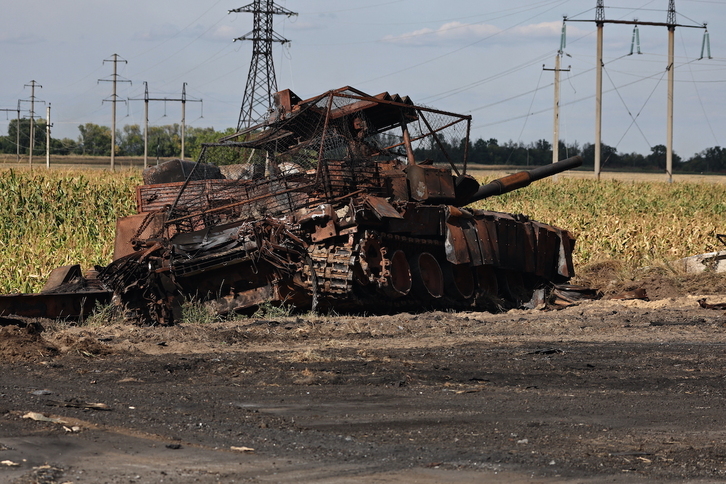 Un tanque ruso destruido en la incursión ucraniana en Kursk.