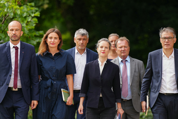 Lucie Castets, a la salida de la reunión con Macron en El Eliseo, junto al resto de representantes del NFP.