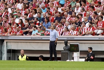 Ernesto Valverde corrige a sus jugadores en el debut liguero ante el Getafe.