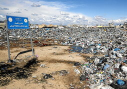 La basura se acumula enen en el campo  de desplazados de Maghazi, en la Gobernación de Deir al-Balah, centro de Gaza.