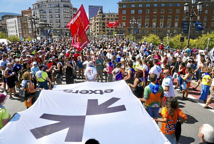 Manifestantes en el puente del Ayuntamiento de Bilbo, donde concluyó la movilización.