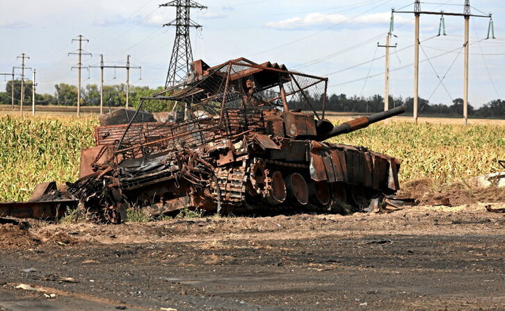 Un tanque ruso destruido en la incursión ucraniana en Kursk.